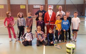 Le Père Noël a rendu visite aux jeunes de l’école de tennis.